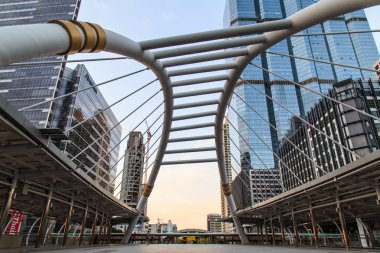 Bangkok, Tayland için 11 Ağustos 2014 Narathiwas Sathorn kavşağında otobüs hızlı taşıma sistemleri arasındaki gökyüzü Transit transit yolcular için örümcek gibi gökyüzü yürüyüş mimarisi.