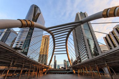 Bangkok, Tayland için 11 Ağustos 2014 Narathiwas Sathorn kavşağında otobüs hızlı taşıma sistemleri arasındaki gökyüzü Transit transit yolcular için örümcek gibi gökyüzü yürüyüş mimarisi.