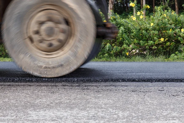 Rodillo de carretera y máquina de pavimentación de asfalto en el sitio de construcción —  Fotos de Stock