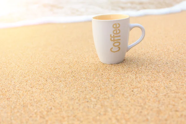 Filiżanka kawy na plaży — Zdjęcie stockowe