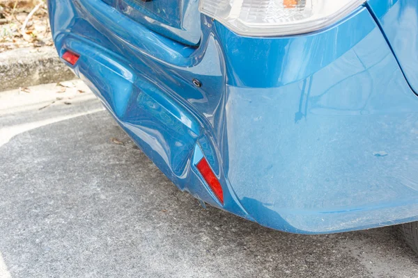 Corpo de carro azul ficar danificado por acidente — Fotografia de Stock