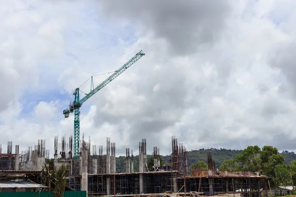 Guindaste em canteiro de obras — Fotografia de Stock