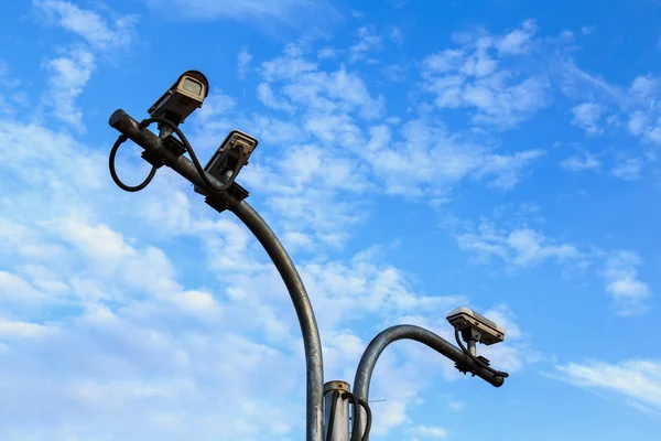Überwachungskamera auf blauem Himmel Hintergrund — Stockfoto