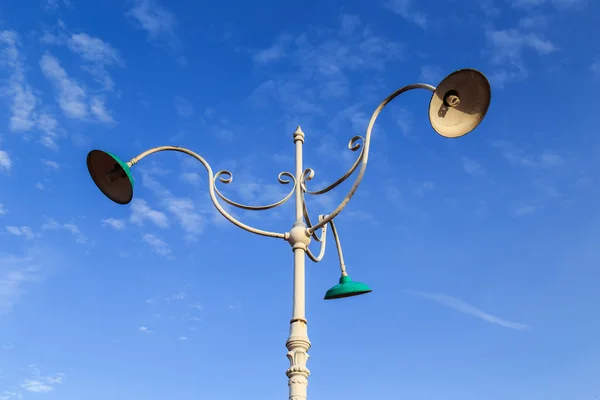 Lampe d'extérieur vintage sur fond bleu ciel — Photo