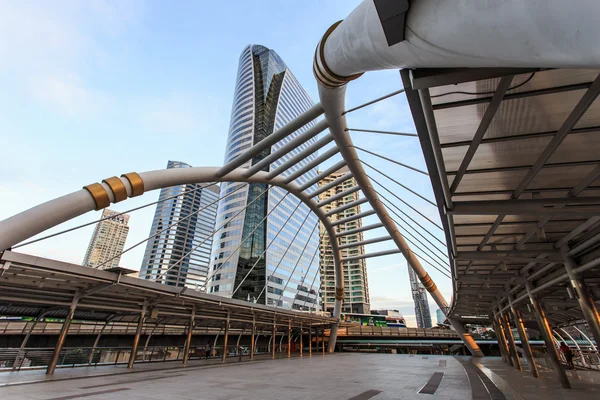 Arquitectura Sky Walk como una araña para que los pasajeros transiten entre Sky Transit y Bus Rapid Transit Systems en el cruce Sathorn-Narathiwas el 11 de agosto de 2014 en Bangkok, Tailandia . — Foto de Stock