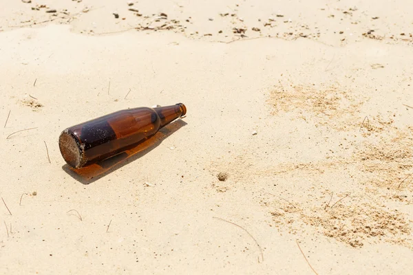 Glasflasche am Strand — Stockfoto