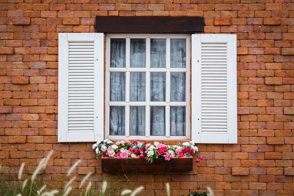 Vintage stil Windows på tegelvägg — Stockfoto