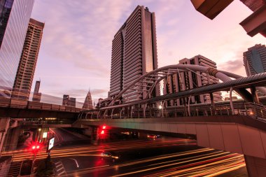 Bangkok, Tayland için 11 Ağustos 2014 Narathiwas Sathorn kavşağında otobüs hızlı taşıma sistemleri arasındaki gökyüzü Transit transit yolcular için örümcek gibi gökyüzü yürüyüş mimarisi.