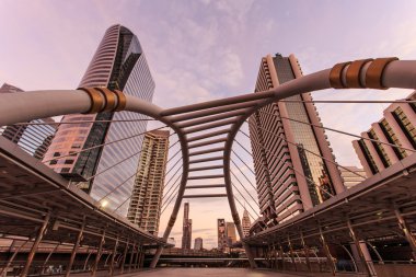 Bangkok, Tayland için 11 Ağustos 2014 Narathiwas Sathorn kavşağında otobüs hızlı taşıma sistemleri arasındaki gökyüzü Transit transit yolcular için örümcek gibi gökyüzü yürüyüş mimarisi.