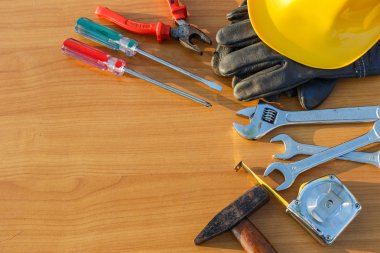 ahşap üzerine karışık iş araçları closeup