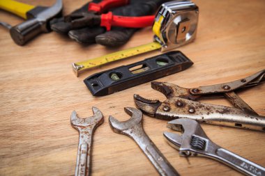 ahşap üzerine karışık iş araçları closeup