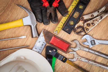 ahşap üzerine karışık iş araçları closeup