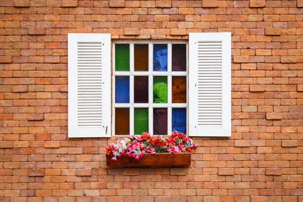 Vintage στυλ των Windows σε τοίχο από τούβλα — Φωτογραφία Αρχείου