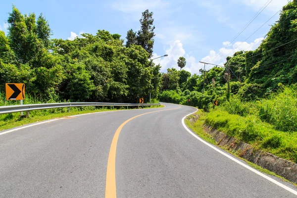 Strada pulita sulla collina di Phuket, Thailandia — Foto Stock