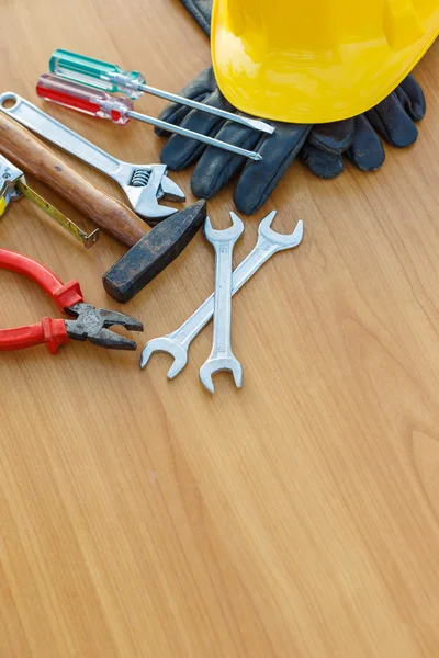 Closeup de ferramentas de trabalho variadas sobre madeira — Fotografia de Stock