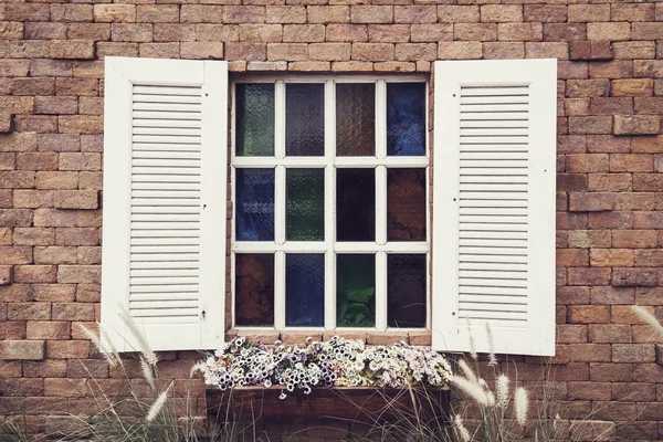 Styl Vintage Windows na mur z cegły — Zdjęcie stockowe