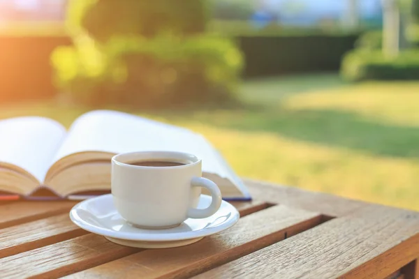 Φλιτζάνι καφέ και το βιβλίο στο τραπέζι το πρωί — Φωτογραφία Αρχείου