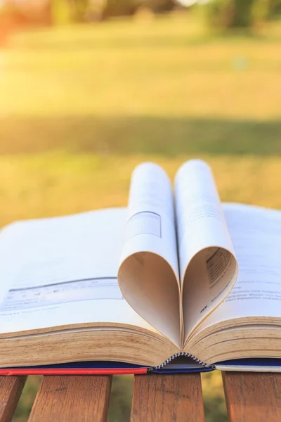 Feche o livro na mesa na hora da manhã — Fotografia de Stock