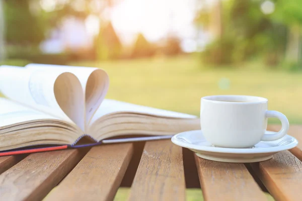 Φλιτζάνι καφέ και το βιβλίο στο τραπέζι το πρωί — Φωτογραφία Αρχείου