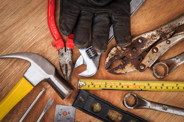 Primo piano di attrezzi da lavoro assortiti su legno — Foto Stock