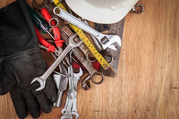 Primo piano di attrezzi da lavoro assortiti su legno — Foto Stock