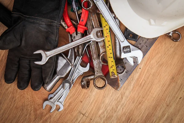 Primo piano di attrezzi da lavoro assortiti su legno — Foto Stock