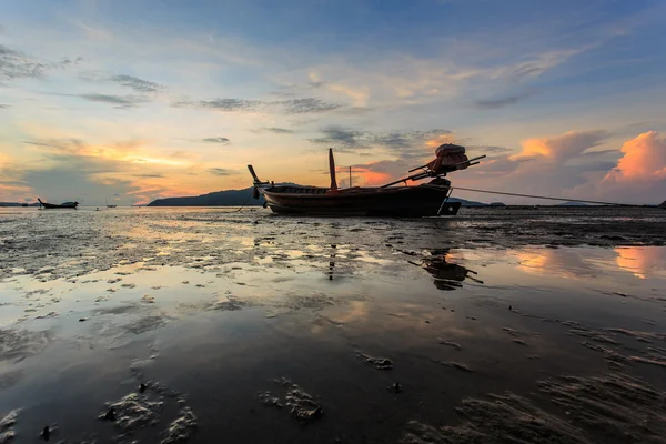 Silhouetten van longtail boot en zonsopgang in Phuket, Thailand — Stockfoto