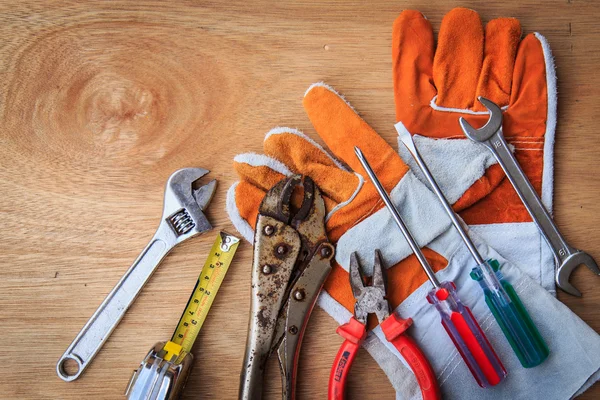 Primo piano di attrezzi da lavoro assortiti su legno — Foto Stock