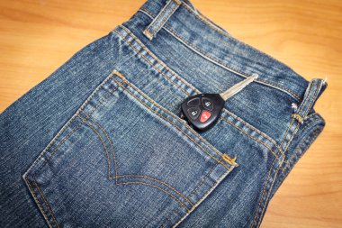 Denim kot pantolon cebinde arabanın anahtarını kapatın 