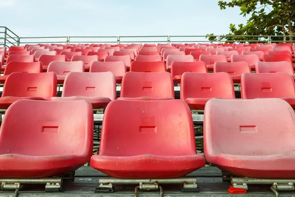 空的塑料椅子在正面看台体育场 — 图库照片