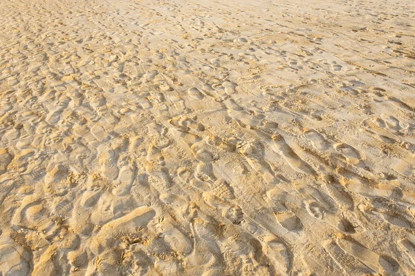 砂と砂の上の足跡のテクスチャ — ストック写真