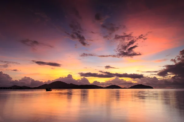 Salida del sol con silueta de montaña en Phuket, Tailandia — Foto de Stock