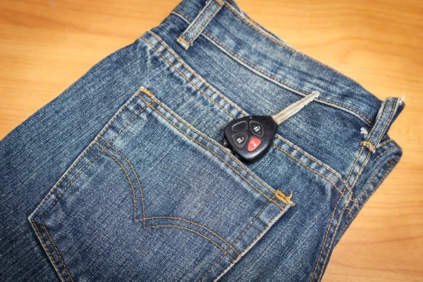 Denim kot pantolon cebinde arabanın anahtarını kapatın 