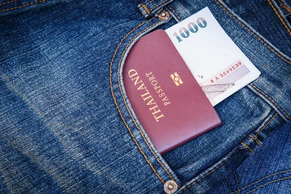 Thajsko cestovní pas a peníze v kapse džíny denim — Stock fotografie