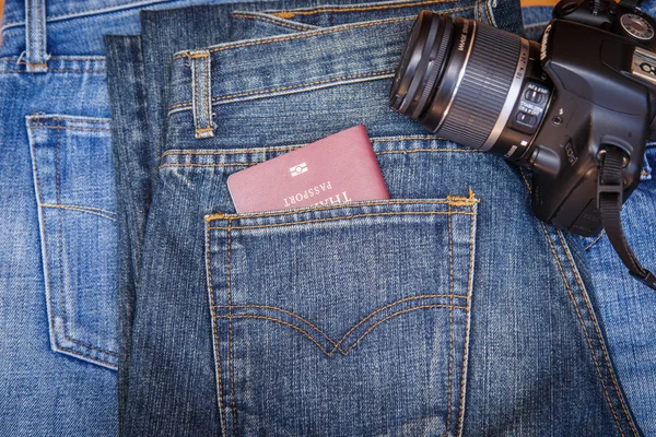 Stäng upp passet i denim jeans ficka — Stockfoto