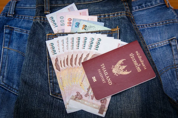 Thailand paspoort en geld in denim jeans zak — Stockfoto