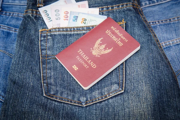 Thailand pass och pengar i denim jeans ficka — Stockfoto