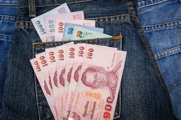 Geld in denim jeans zak — Stockfoto