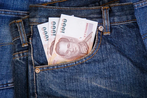 Geld in denim jeans zak — Stockfoto