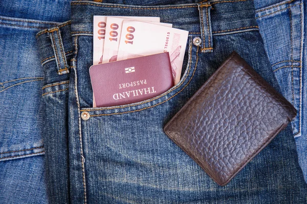 Thailand pass och pengar i denim jeans ficka — Stockfoto