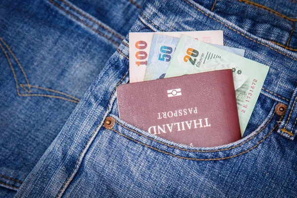 Таиланд Паспорт и деньги в джинсовом кармане — стоковое фото