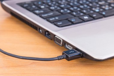 USB kablosunu dizüstü