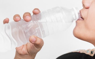 Kadın içme su şişe kadar kapatın