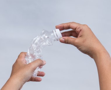 İçme suyu boş şişe tutan kadın kadar kapatın