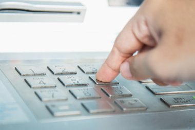 Atm banka makine keyp üzerinde toplu iğne şifre girme el yakın çekim