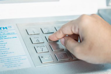 Atm banka makine keyp üzerinde toplu iğne şifre girme el yakın çekim