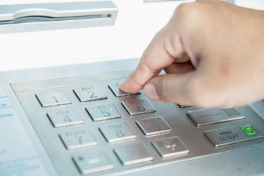Atm banka makine keyp üzerinde toplu iğne şifre girme el yakın çekim