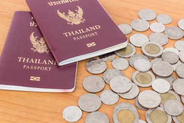 Ahşap arka plan üzerinde Tayland pasaportu