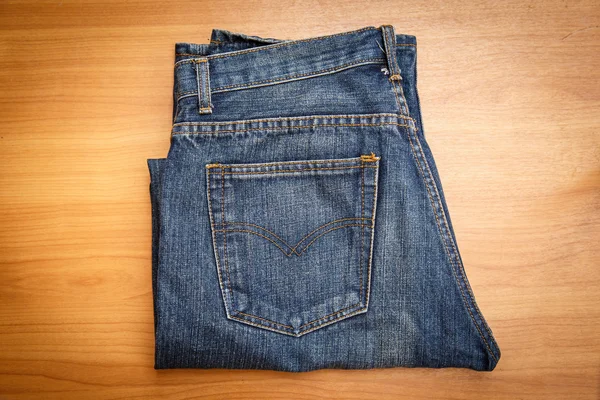 Fechar Jeans em madeira — Fotografia de Stock