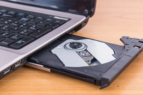 Cd-rom op laptop — Stockfoto